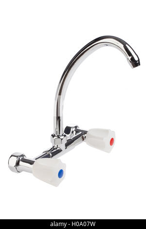 Acqua sanitaria miscelatore rubinetto bagno chrome close-up bianco dissipatore di vita attrezzature igieniche freddo metallo lucido bagnato home la cucina della tubazione Foto Stock