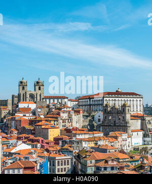 Il centro storico con la cattedrale di Porto, Porto, Portogallo Foto Stock