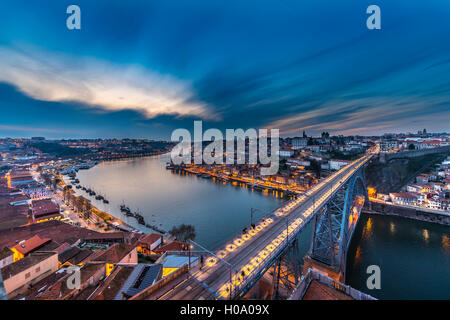 Vista sul Porto con Ponte Dom Luís I Bridge sul fiume Douro, crepuscolo, Porto, Portogallo Foto Stock