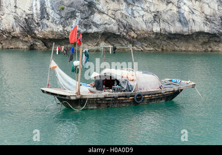 La pesca in barca nella baia di Halong, Vietnam Foto Stock