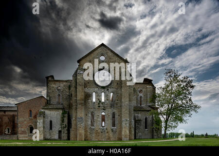 Nuvole scure sulle rovine della ex Abbazia Cistercense di San Galgano, Chiusdino, Toscana, Italia Foto Stock