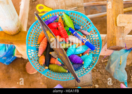 Cestello con filati colorati e l'ago per la tessitura, ha cantato, Louangphabang Provincia, Laos Foto Stock