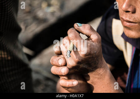 Uomo di fumare sigaretto, cheroot sigaro, Nampan, Lago Inle, Lago Inle, Stato Shan, Myanmar Foto Stock