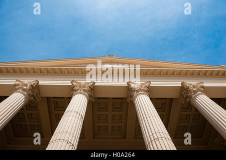 Portico, portale con colonne, vista dal basso, la chiesa di San Nicola, Potsdam, Brandeburgo, Germania Foto Stock