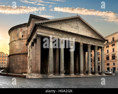 Antica Pantheon a Roma a nuvoloso sunrise, Italia Foto Stock