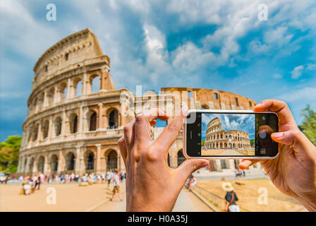 Le mani del turista a fotografare il Colosseo con lo smartphone, iPhone, Roma, lazio, Italy Foto Stock