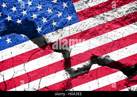 Concetto, bandiera americana su sfondo incrinato