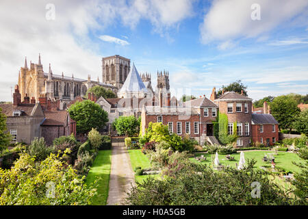 York Minster e Grey's Court Hotel, dalle mura della città di York, North Yorkshire, Inghilterra, Regno Unito Foto Stock