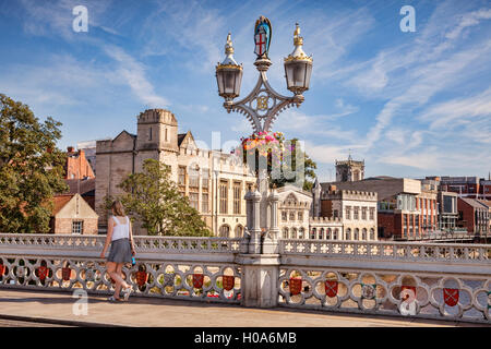 Lampada standard sul ponte Lendal e York Guildhall, York, North Yorkshire, Inghilterra, Regno Unito Foto Stock