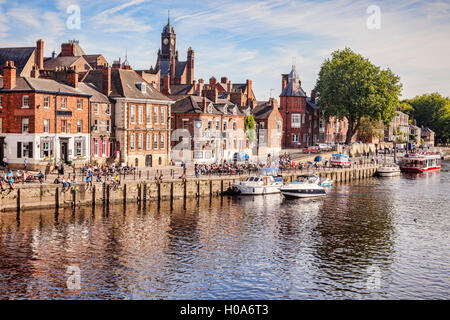 Il fiume Ouse a York in un pomeriggio soleggiato a inizio autunno, York, North Yorkshire, Inghilterra, Regno Unito Foto Stock