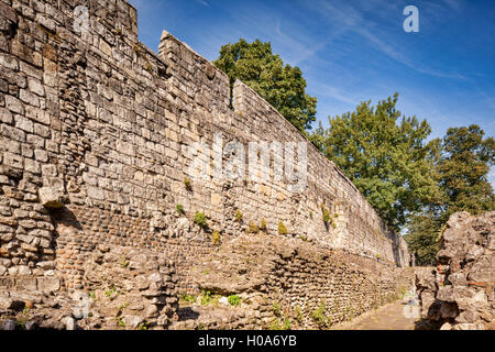 La parte più antica della città di York pareti, costruito intorno al 200 DC, durante l'occupazione romana, York, North Yorkshire, Inghilterra, Regno Unito Foto Stock