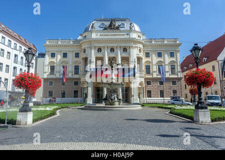 Il vecchio teatro nazionale slovacco edificio sulla piazza Hviezdoslav, Bratislava, Slovacchia, Europa Foto Stock