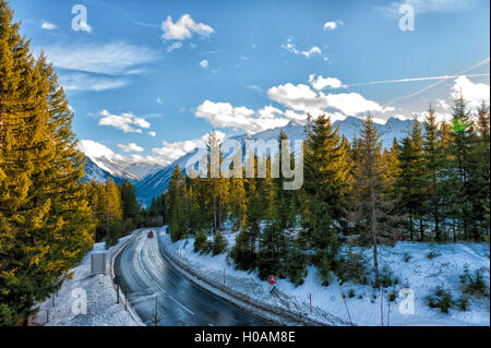 Panorama da gerlos pass di Acshelkopf mountain range, cascata Krimml e Salzachtal willage nelle Alpi austriache in wint Foto Stock