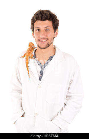 Giovane veterinario con lizard isolato in bianco Foto Stock