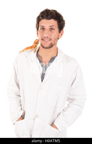 Giovane veterinario con lizard isolato in bianco Foto Stock