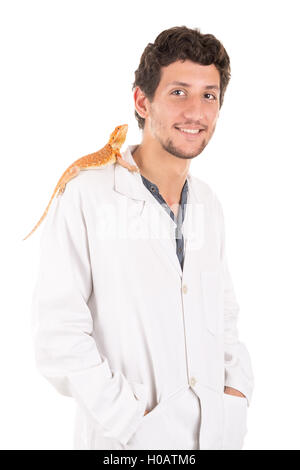 Giovane veterinario con lizard isolato in bianco Foto Stock