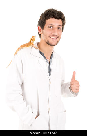 Giovane veterinario con lizard isolato in bianco Foto Stock