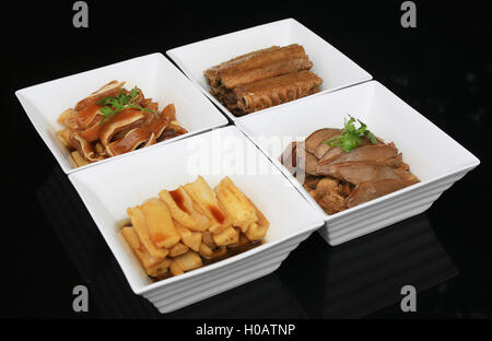 Bento bianco di carne di maiale e nervature in stile giapponese Foto Stock