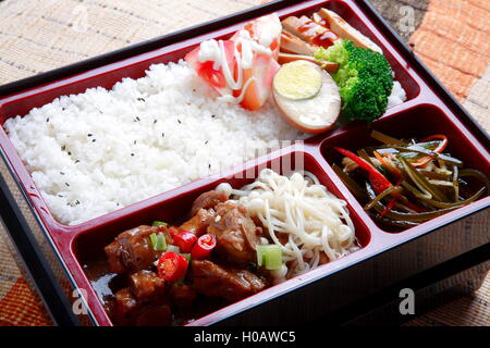 Bento alimenti di riso fritto e stufati di carne di maiale uova broccoli fiore e alghe marine Foto Stock