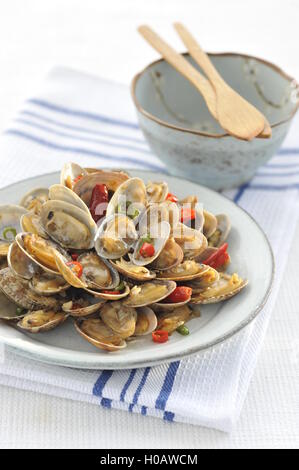 Le vongole fritte su piastra bianca nel ristorante Foto Stock