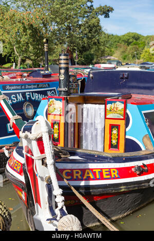 Tradizionale e dipinto Narrowboats, England, Regno Unito Foto Stock