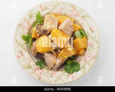 Brasato di patata dolce sulla piastra nel ristorante asiatico Foto Stock