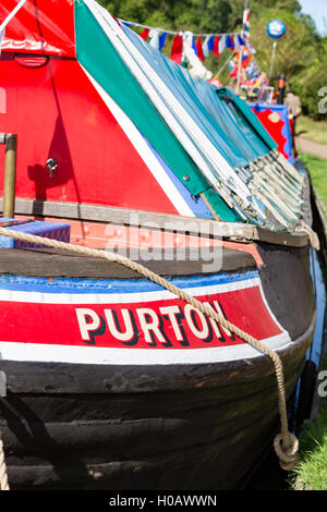 Tradizionale e dipinto Narrowboats, England, Regno Unito Foto Stock