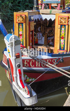 Tradizionale e dipinto Narrowboats, England, Regno Unito Foto Stock