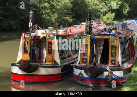 Tradizionale e dipinto Narrowboats, England, Regno Unito Foto Stock