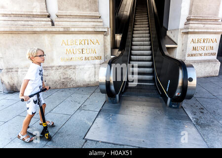 Il Museo Albertina, ingresso, escalator, Vienna, Austria Foto Stock