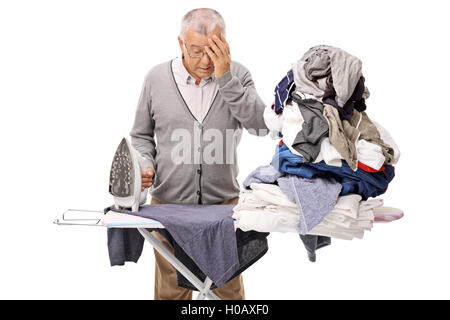 Uomo maturo di stiratura e tenendo la sua testa in incredulità isolati su sfondo bianco Foto Stock