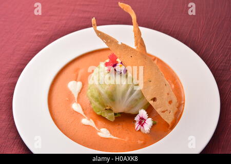 Involtini di cavolo con insalata mista sulla piastra bianca Foto Stock