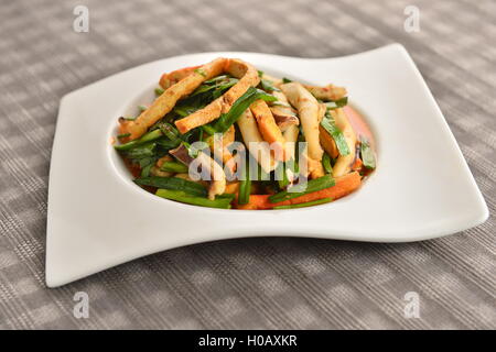 Tofu fritto con il polpo sulla piastra bianca nel ristorante Foto Stock