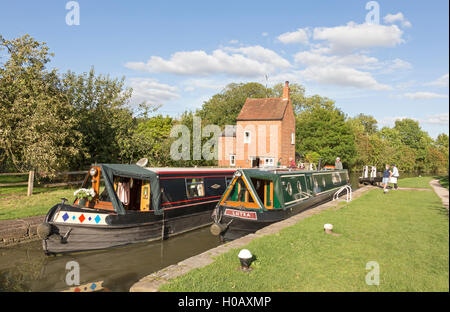 Narrowboats nella serratura 2 a Braunston sul Grand Union Canal, Northamptonshire, England, Regno Unito Foto Stock