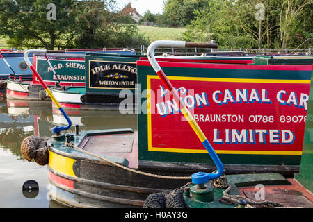 Tradizionale e dipinto Narrowboats, England, Regno Unito Foto Stock