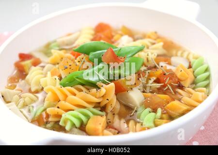 Pasta a base di noodle con verdure nella ciotola bianco Foto Stock