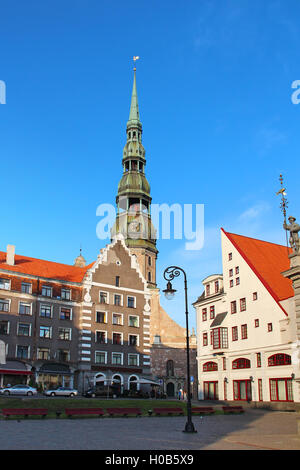 La piazza del Municipio e Piazza San Pietro Chiesa Luterana in Riga, Lettonia Foto Stock