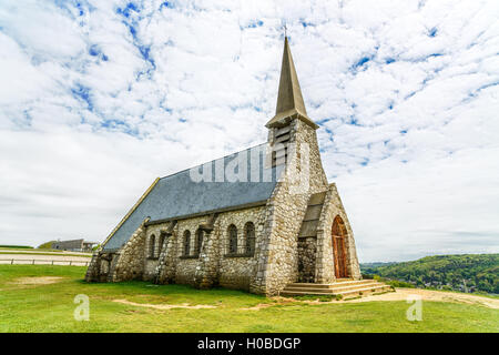 La chiesa di Notre Dame de la Garde cappella, Etretat village, in Normandia, Francia, Europa. Foto Stock