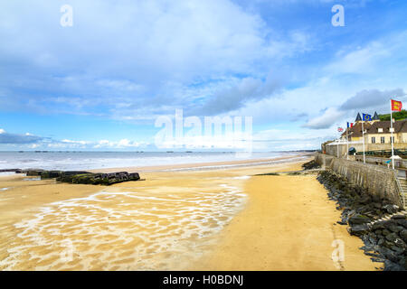 Arromanches les Bains, il lungomare spiaggia e resti del porto artificiale, utilizzato su D-Day nella II Guerra Mondiale. La Normandia, Francia. Foto Stock