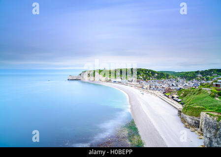 Etretat villaggio e la sua baia spiaggia, vista aerea dalla scogliera. La Normandia, Francia, Europa. Lunga esposizione. Foto Stock