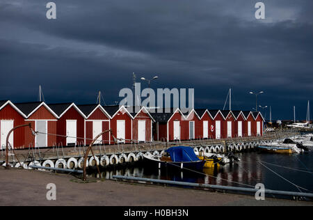 Pescatori tradizionali capanne nel porto di Hönö nel Göteborg arcipelago settentrionale Foto Stock