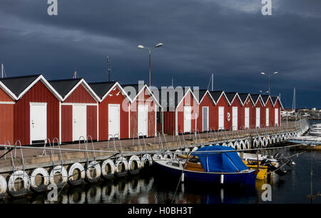 Pescatori tradizionali capanne nel porto di Hönö nel Göteborg arcipelago settentrionale Foto Stock