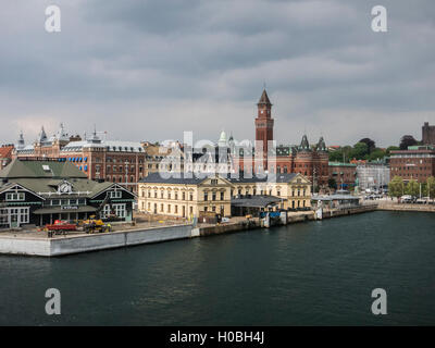 Il porto e la città di Helsingborg nel sud della Svezia come visto dal traghetto da Elsinore in Danimarca Foto Stock