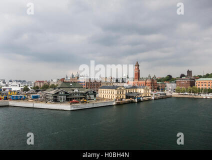 Il porto e la città di Helsingborg nel sud della Svezia come visto dal traghetto da Elsinore in Danimarca Foto Stock