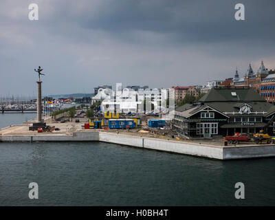 Il porto e la città di Helsingborg nel sud della Svezia come visto dal traghetto da Elsinore in Danimarca Foto Stock