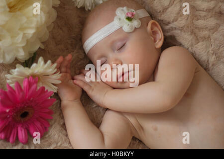 Bambino in fiori Foto Stock