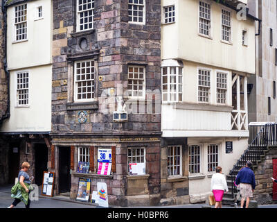 La Casa di John Knox sul Royal Mile durante il Festival di Edimburgo a Edimburgo in Scozia Foto Stock