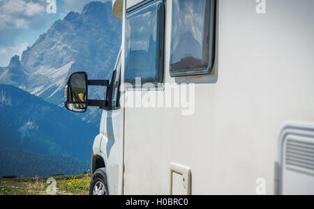 Mountain Vista Motorhome Camping. RV Camping in alta montagna. Foto Stock