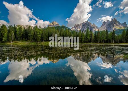 Dolomiti paesaggio di montagna. Splendido scenario estivo nelle Dolomiti italiane. Lago di Misurina riflessioni. Foto Stock