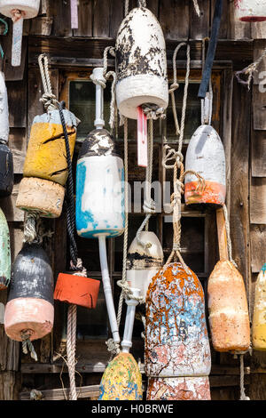 Vecchio boe di aragosta appesa al Cape Neddick Lobster Pound, York, Maine Foto Stock